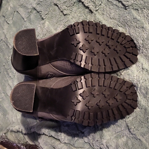 Grey faux croc boots - Picture 5 of 5